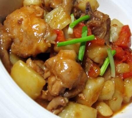 土豆炖鸡块——鸡肉软烂，土豆绵软