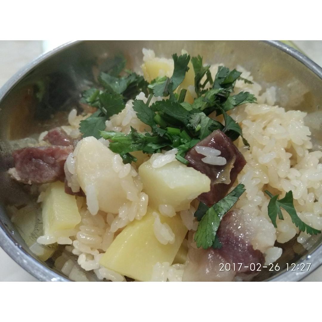 香菇腊肠土豆焖饭