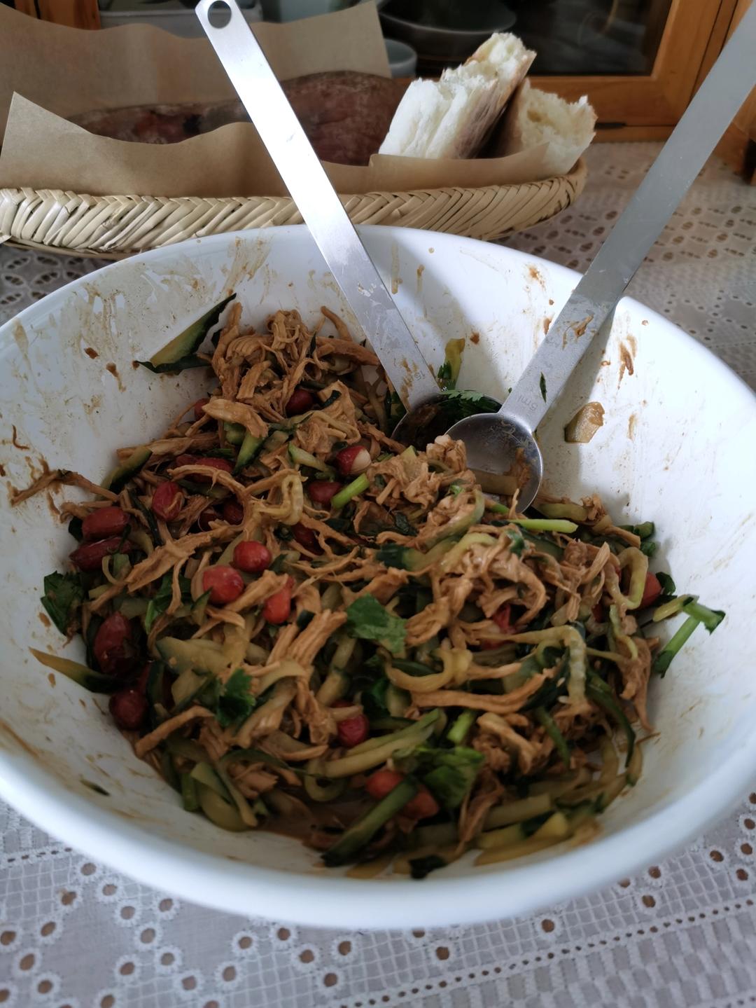 自从学会做这个麻酱鸡丝凉面，蟹老板每天都让我做给他吃！