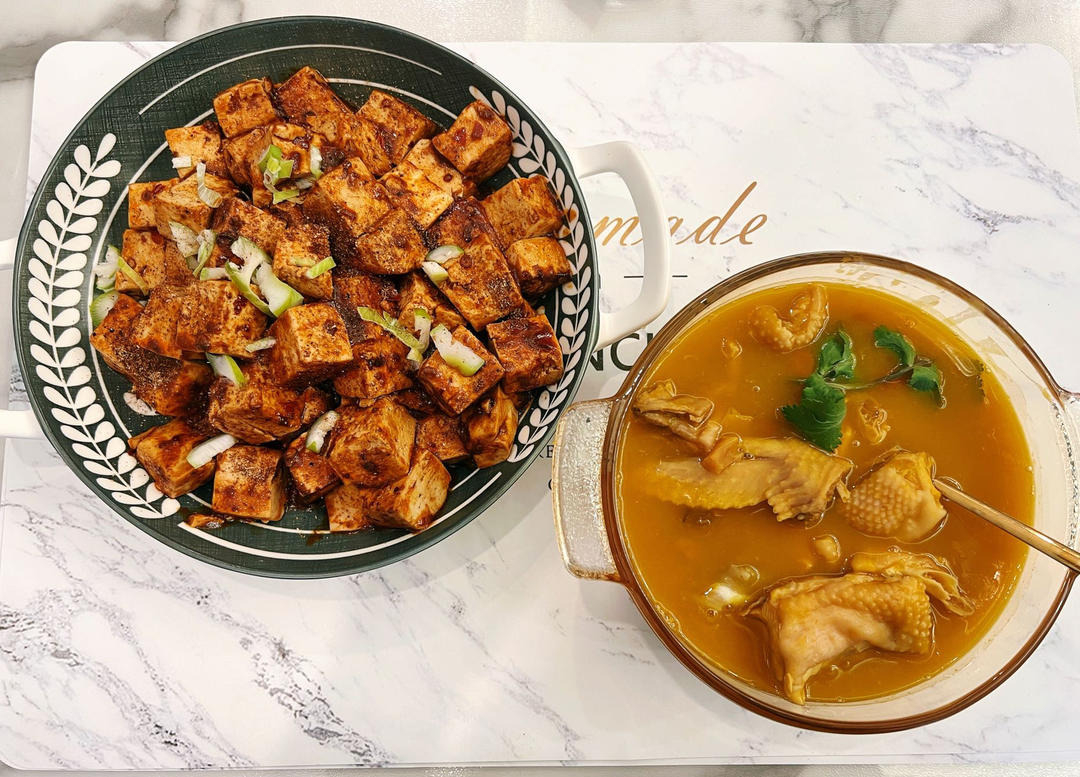 金汤花胶炖鸡煲