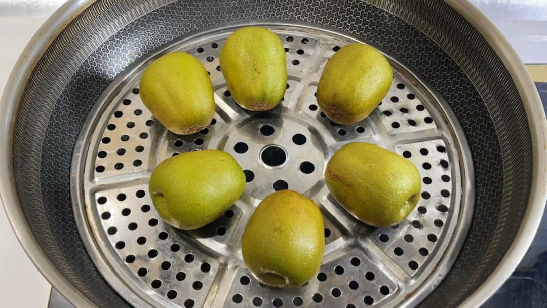 猕猴桃放到锅里蒸一蒸，原来这么厉害，作用拿钱买不到，涨知识了的做法