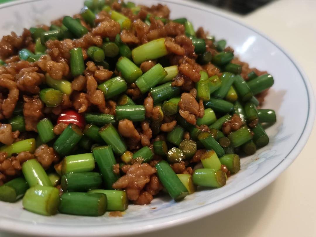 炒苍蝇头（蒜薹炒肉沫）
