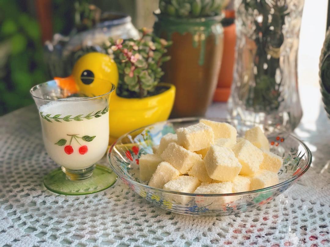 【视频】85度C 椰蓉牛奶小方～不用烤箱的夏日甜点