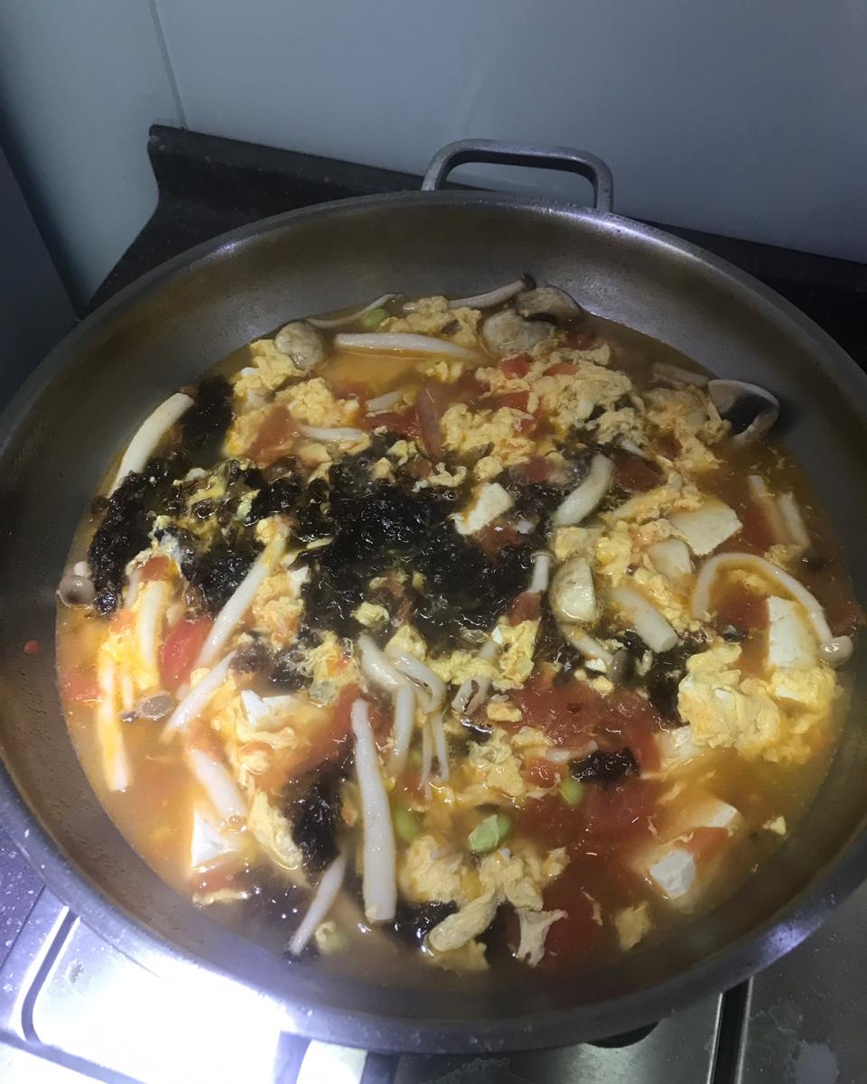 可拌饭吃的番茄毛豆蘑菇汤