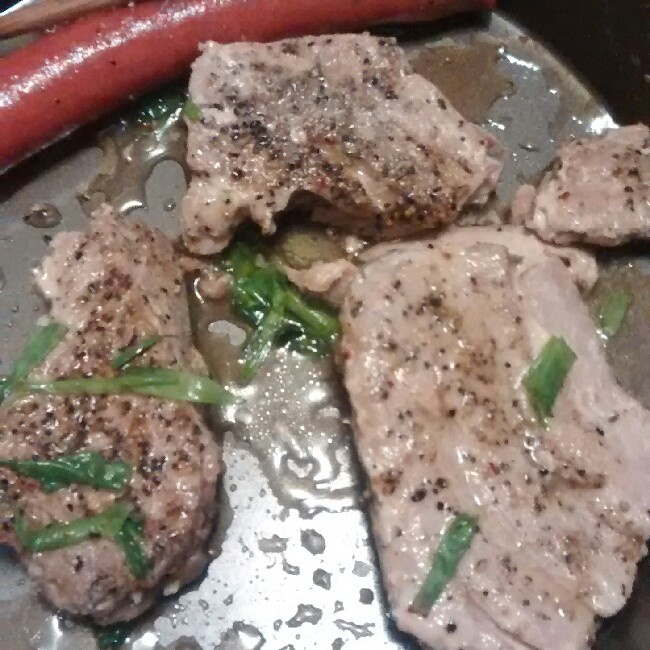烤吞拿鱼配牛油果(seared tuna with avocado)
