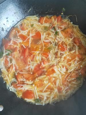减肥的首选早餐------简单美味又营养 的番茄金针菇火腿鸡蛋汤的做法 步骤5