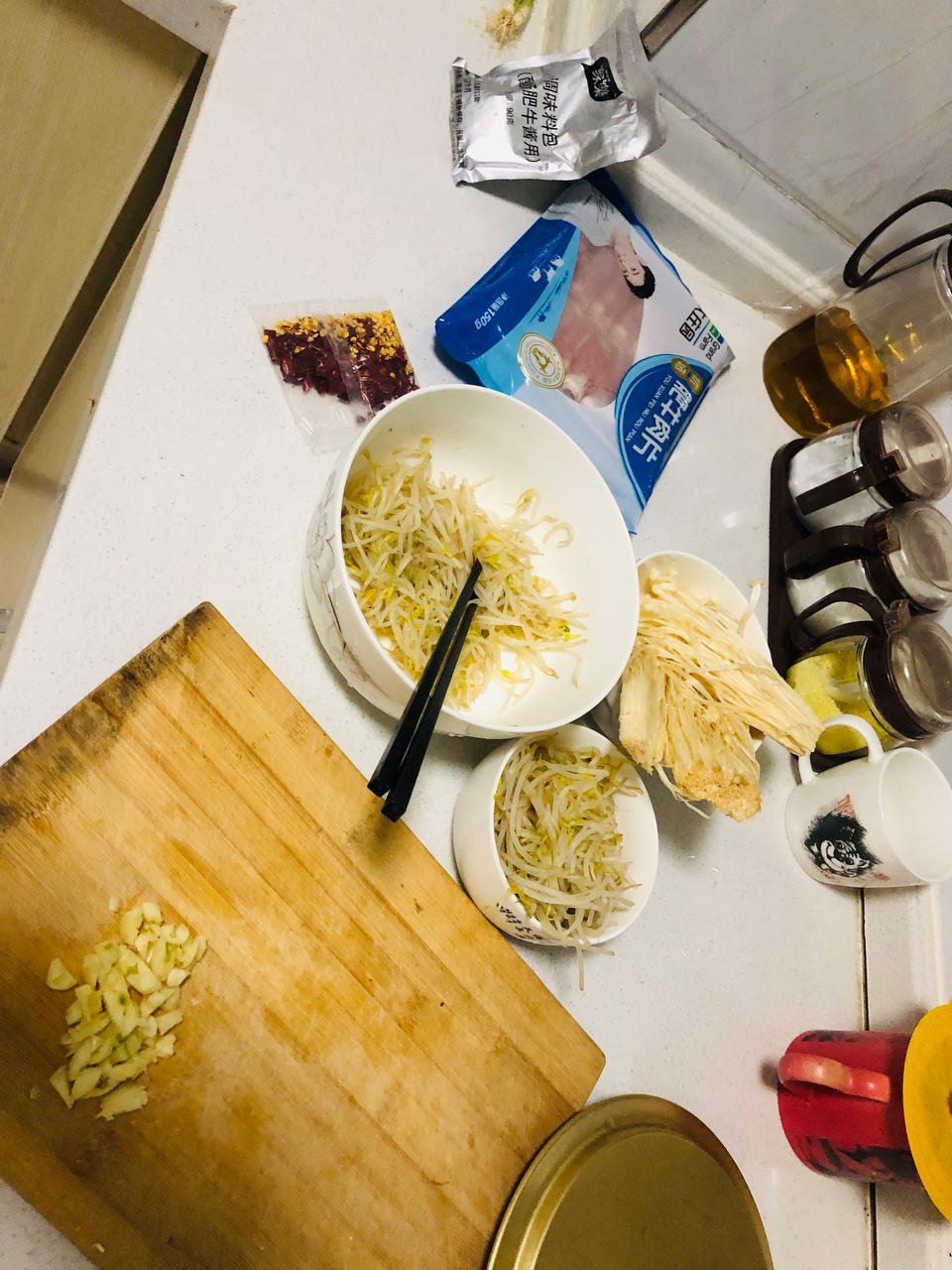 酸汤金针菇肥牛卷