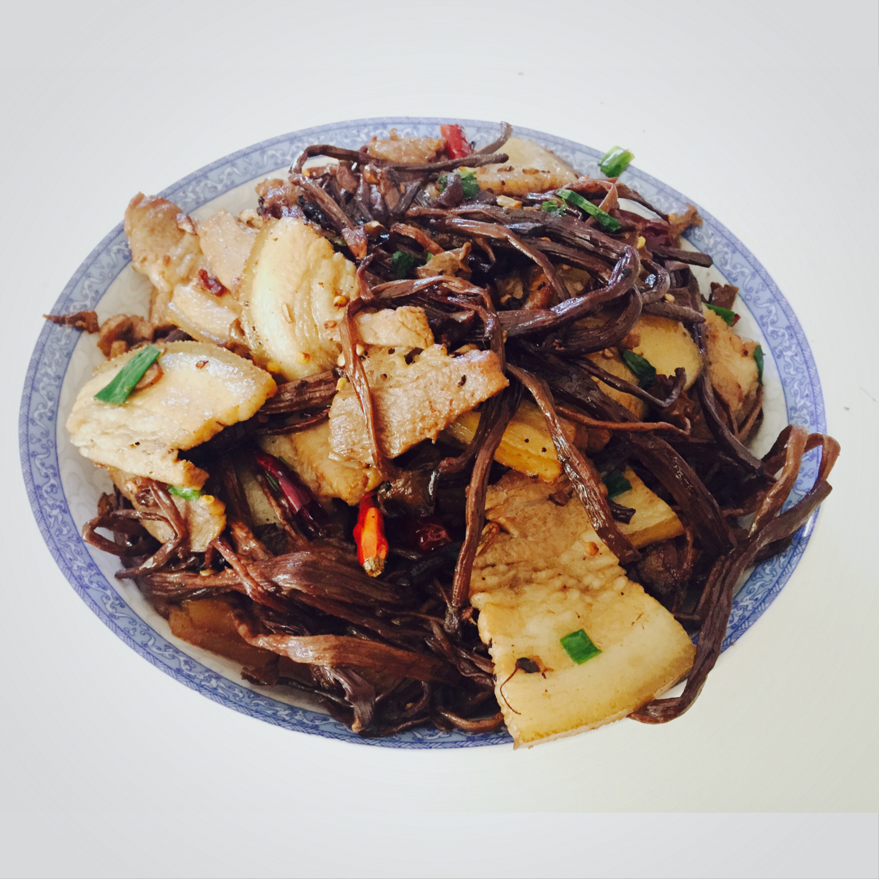 五花肉干锅茶树菇
