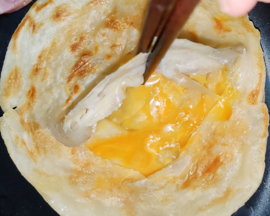 鸡蛋灌饼-速冻手抓饼版（有锅有手就能做）的做法