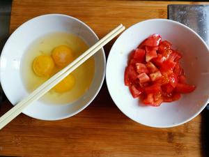 老郑家电饼铛私房菜——西红柿鸡蛋比萨的做法 步骤3
