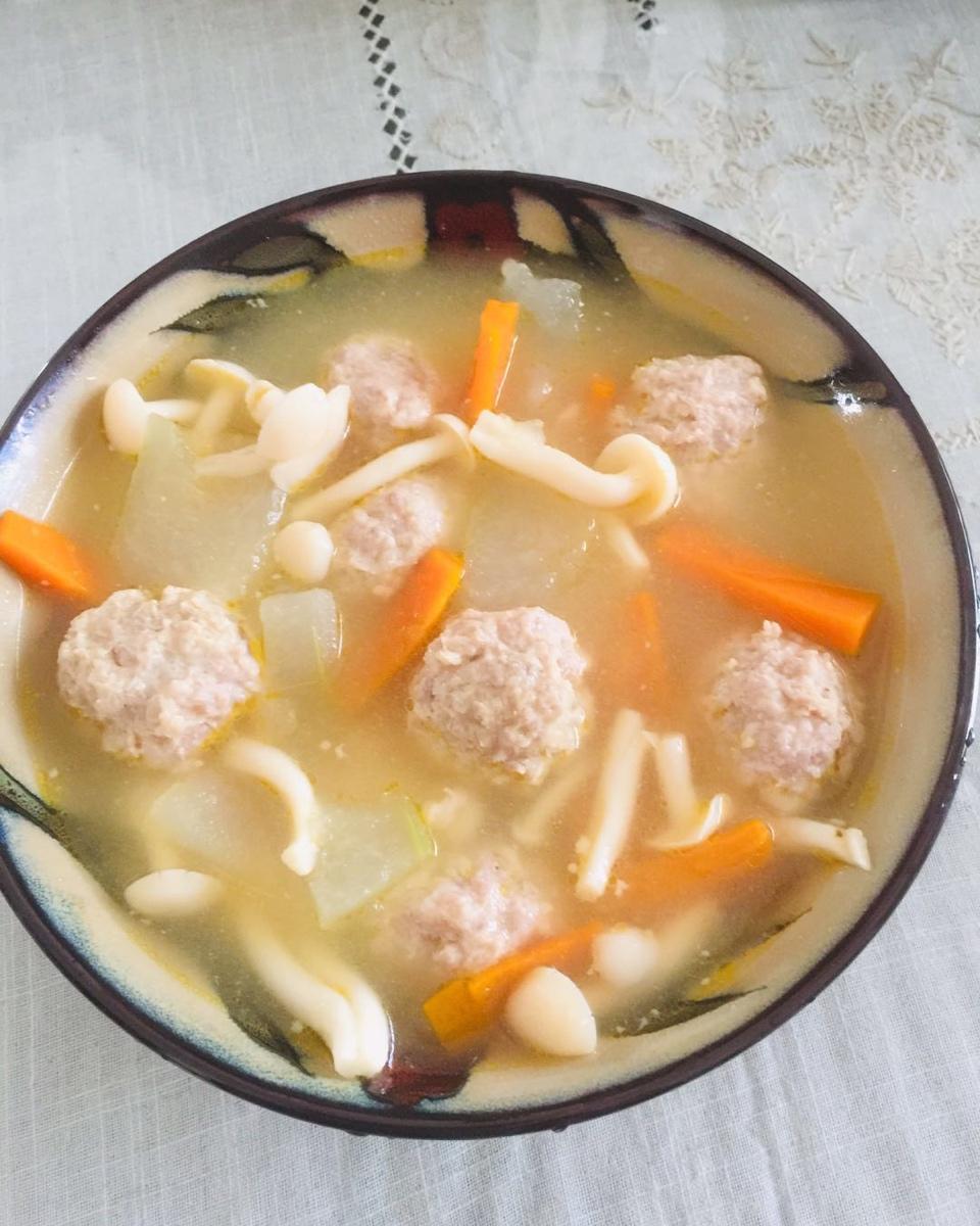 小肉丸子冬瓜胡萝卜蟹味菇汤