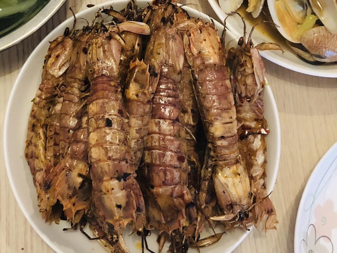 无油炸版的椒盐皮皮虾和巧拨虾壳的方法