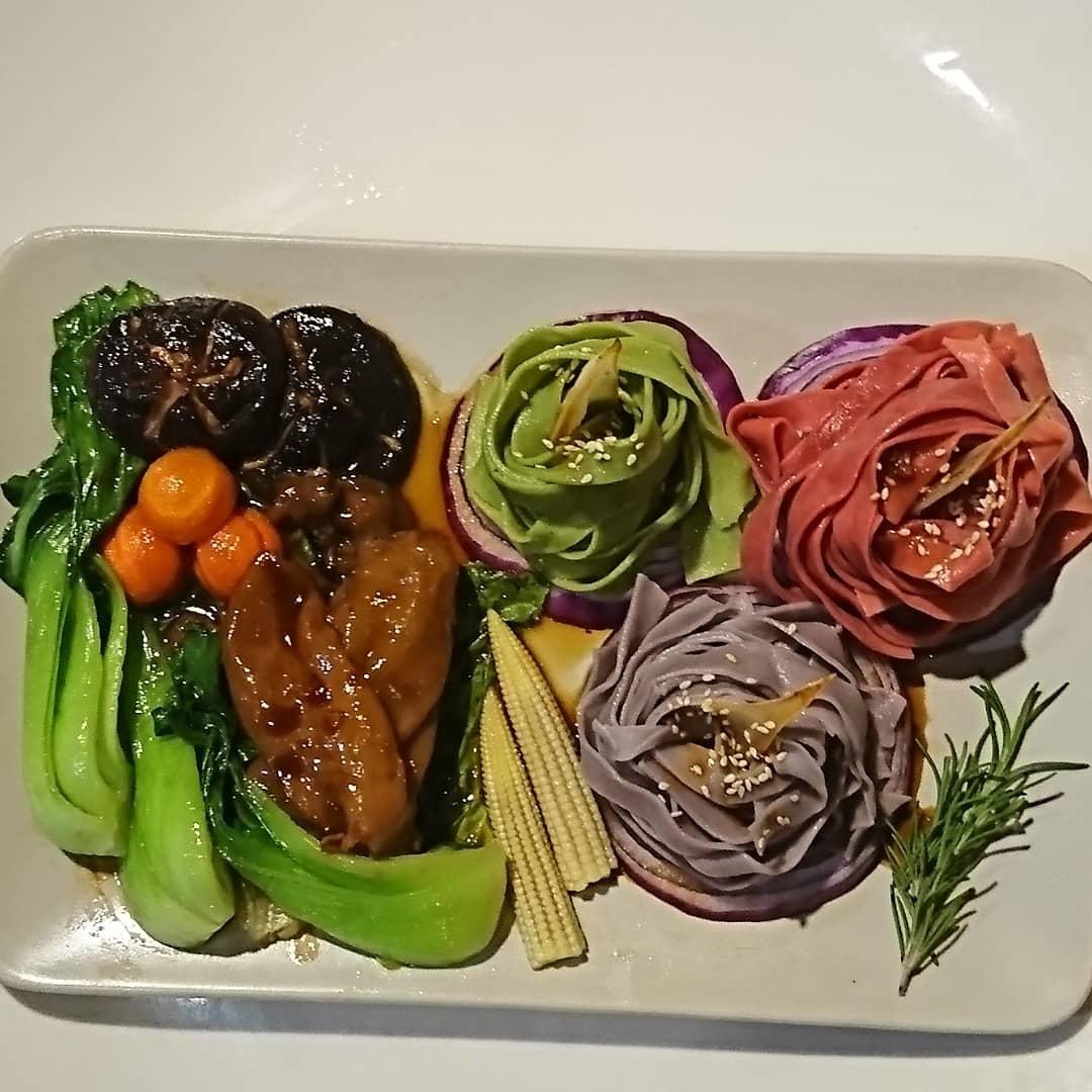 千歲  千歲  千千歲
花膠手工３色撈麵的做法