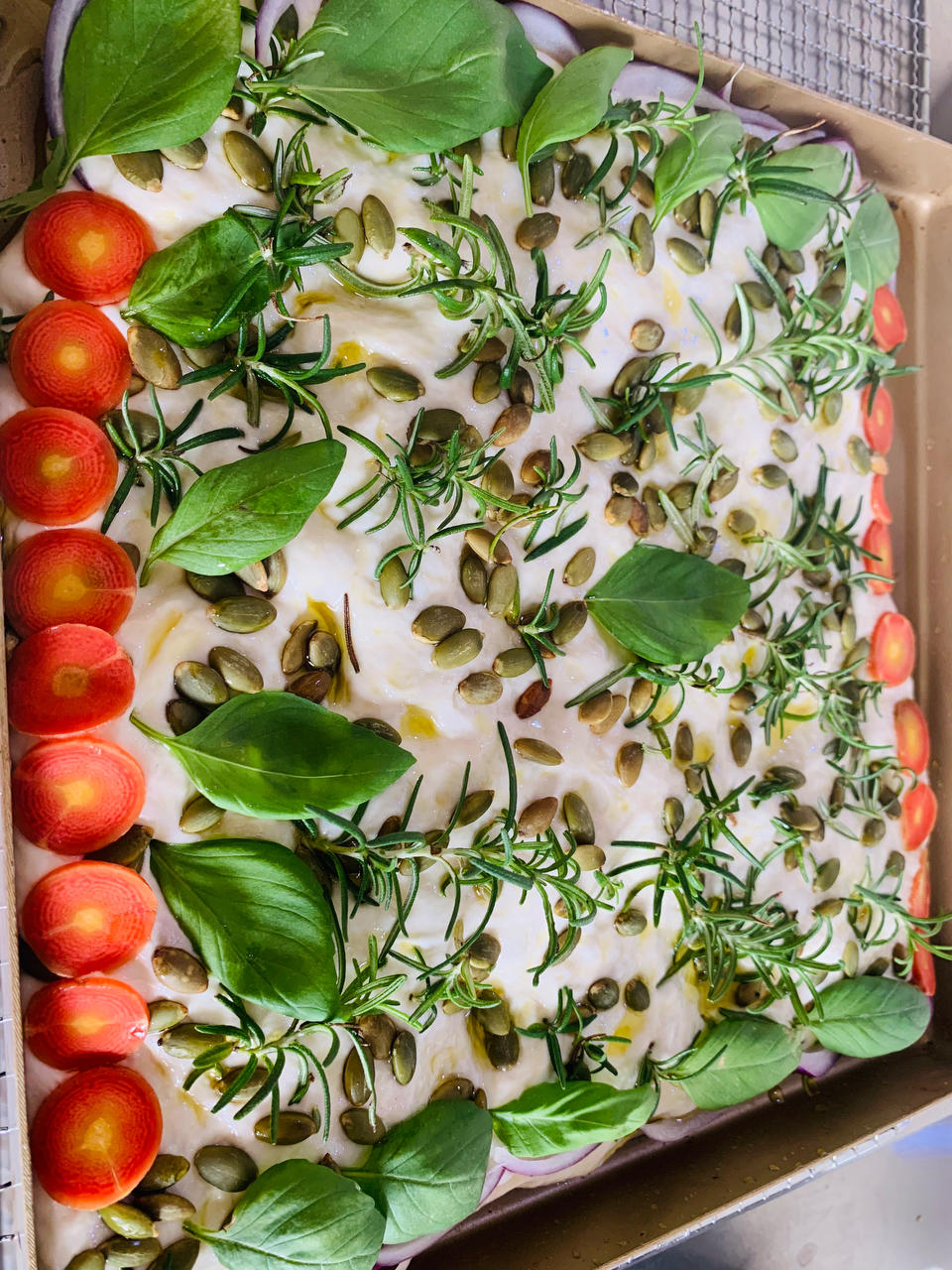 迷迭香番茄青豆佛卡夏Focaccia layered with rosemary tomatoes&peas——北鼎烤箱食谱