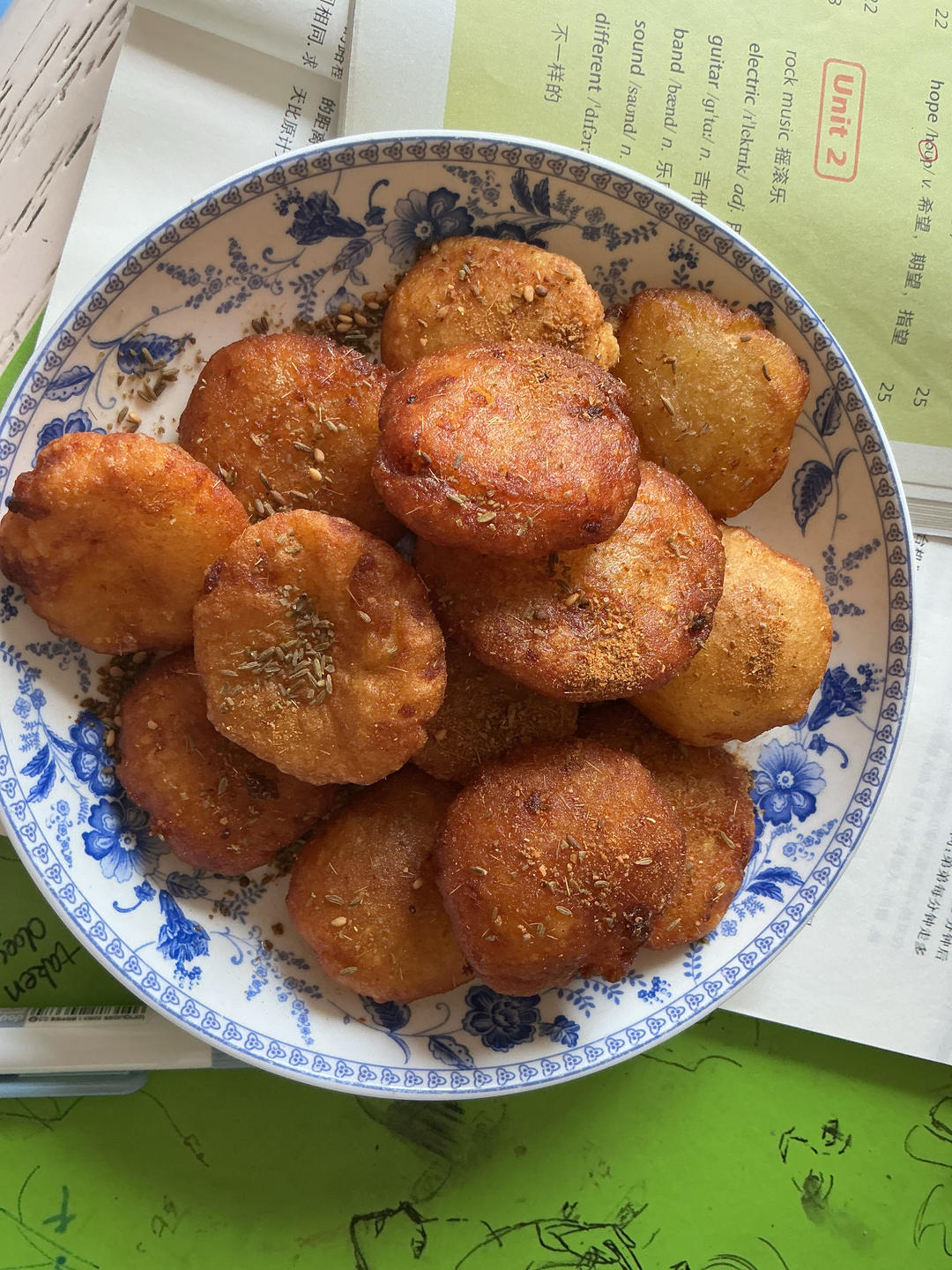 家里有土豆的，一定要试试这个跟上校鸡块一样好吃的脆脆薯饼