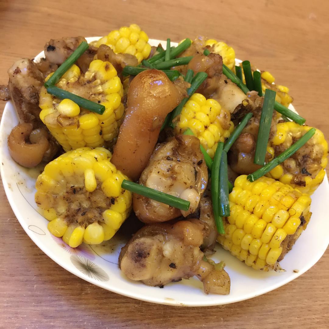 华容艺术小赵老师做的玉米炖猪蹄