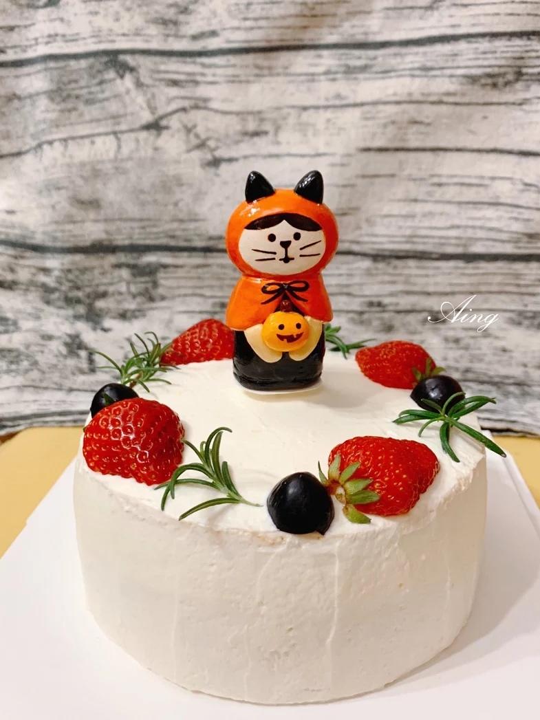 朴素的草莓奶油蛋糕～切开也是一样的朴素