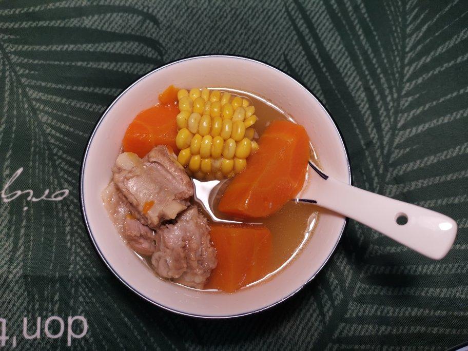 胡萝卜玉米排骨汤