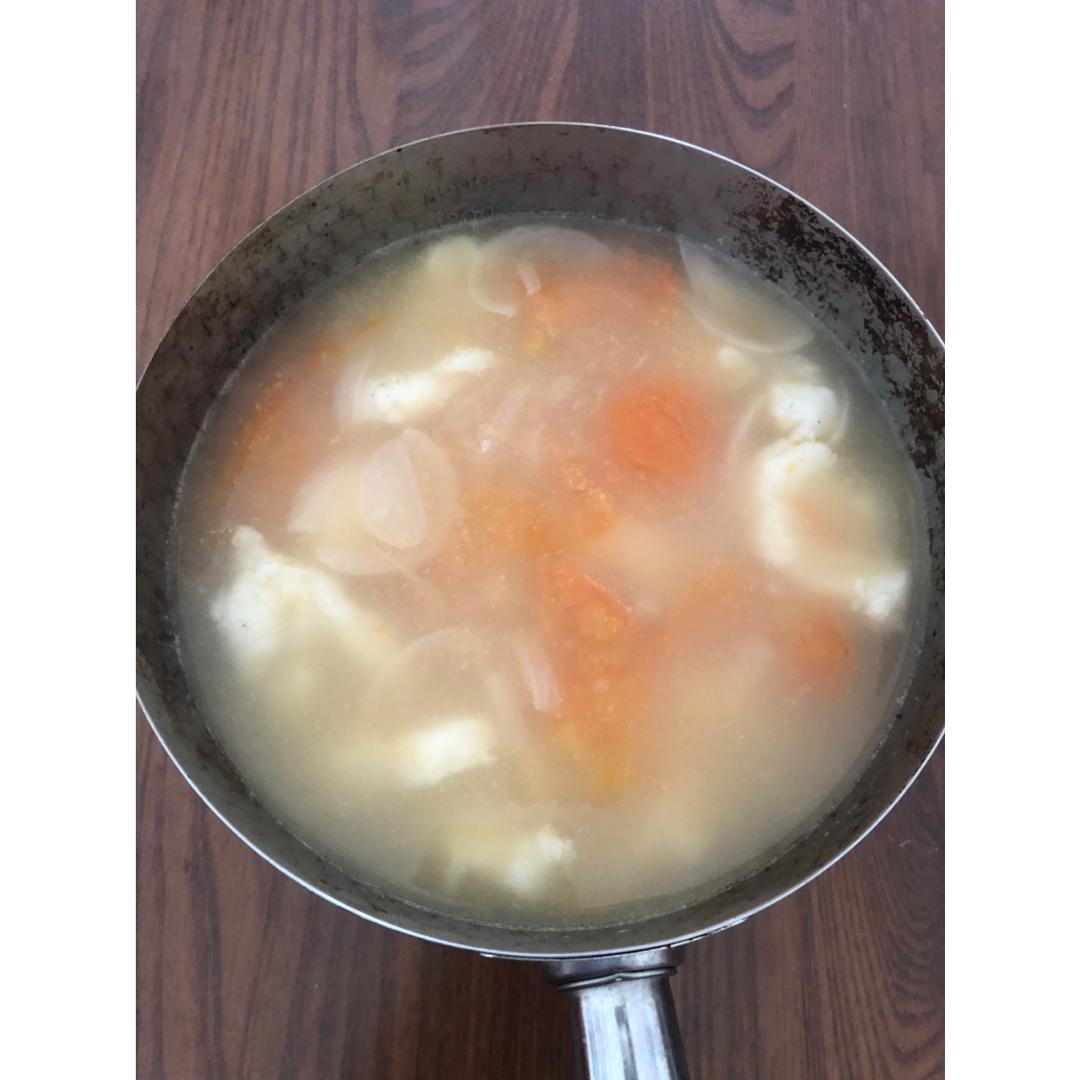 洋葱西红柿龙利鱼滑汤