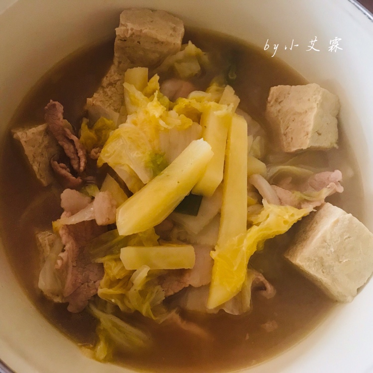 东北大白菜五花肉炖冻豆腐的做法