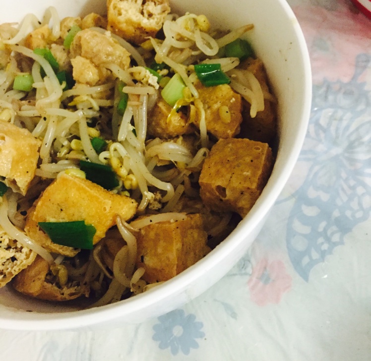 黄豆芽炒油豆腐
