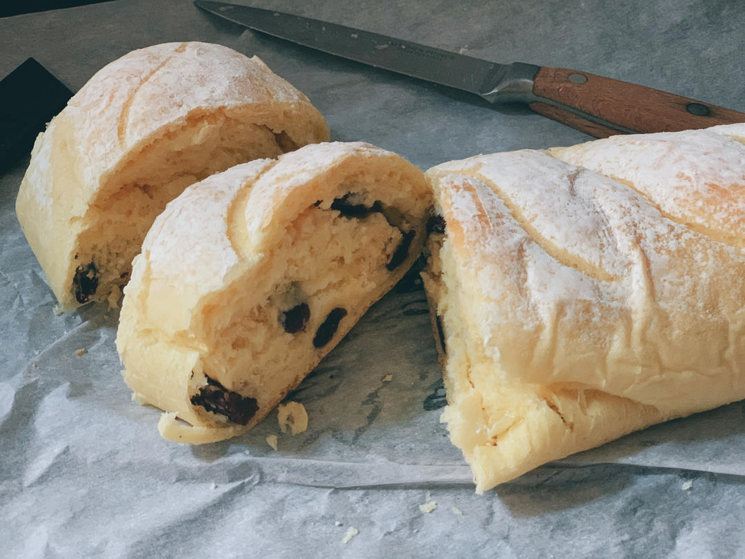 聚会被一抢而空的奶香十足、人人都爱的“葡萄干乳酪夹心软欧包”