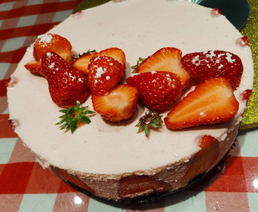 8寸草莓慕斯蛋糕