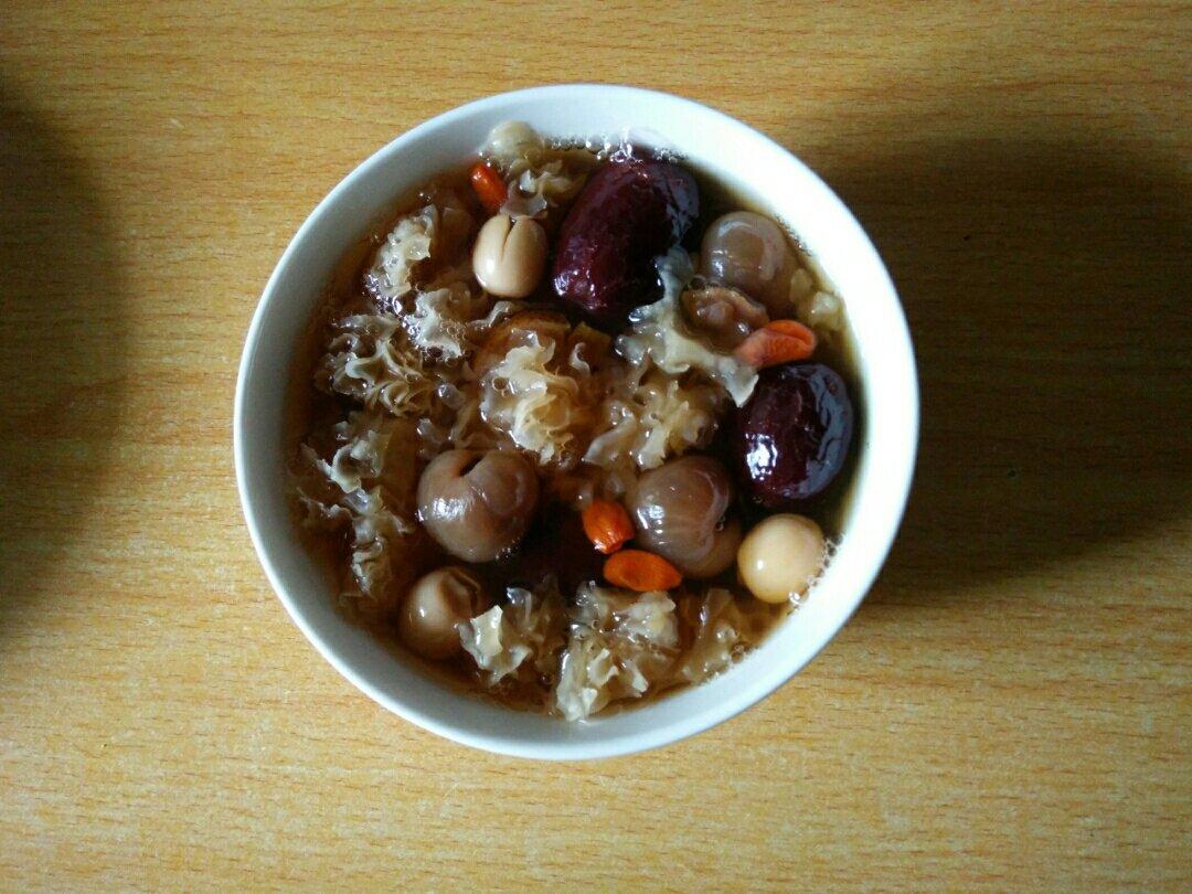 红枣银耳莲子羹