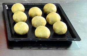 广式单黄莲蓉月饼的做法 步骤10