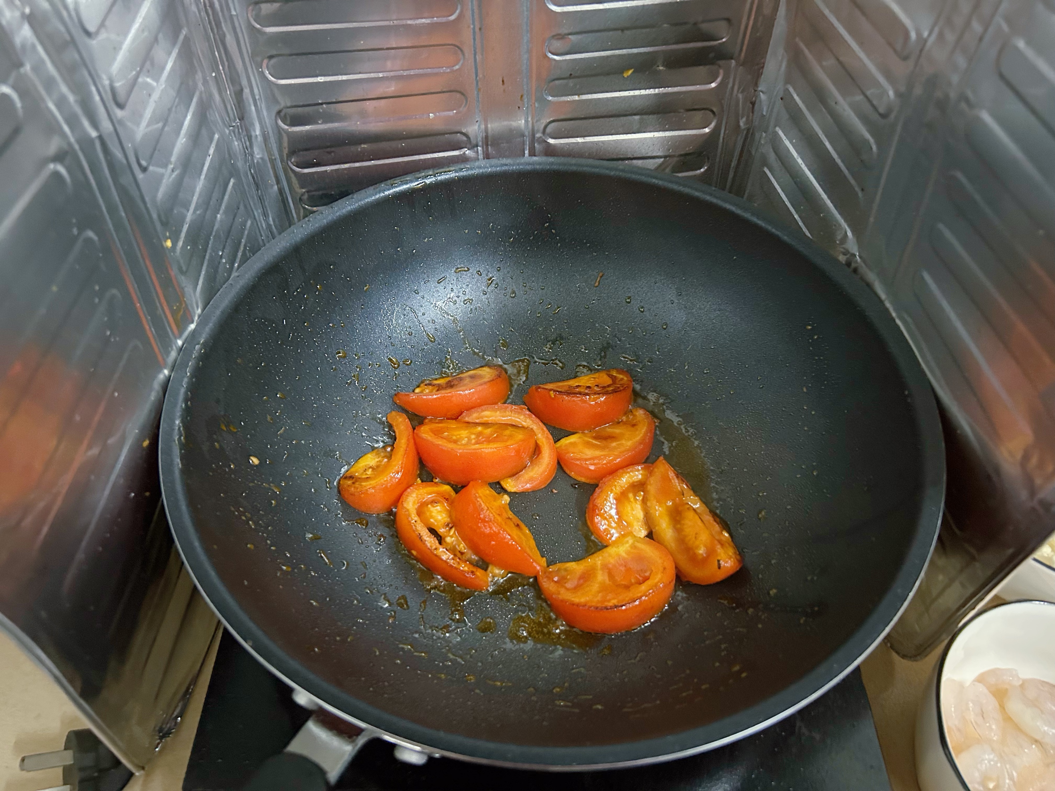 广东靓汤——酸甜开胃的番茄杂菇鲜虾汤的做法 步骤2