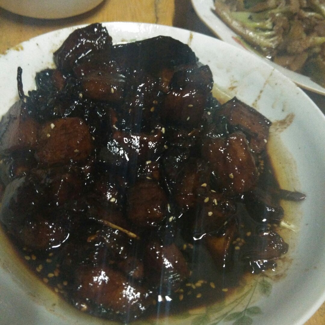 吃着碗里望着锅里的红烧肉