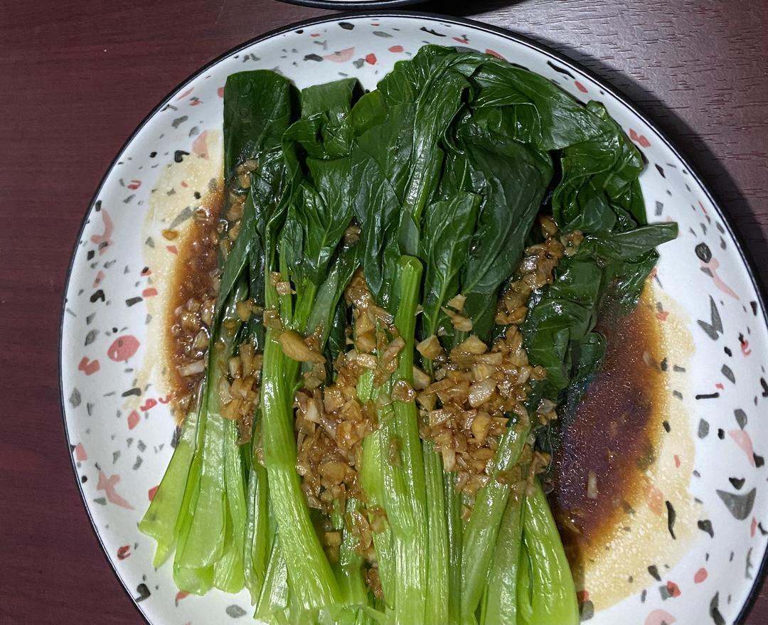 菜心洗净去根,焯水,水开后放入菜心,等水再次煮开两次后捞出,摆盘2,另