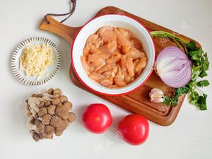 番茄炖蘑菇鸡肉｜汤汁浓郁鲜美！简单又好吃的做法 步骤1