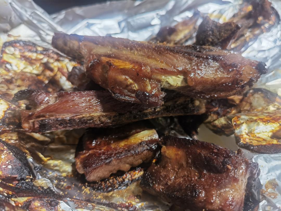 外焦里嫩！好吃到舔手指的蒜香烤排骨