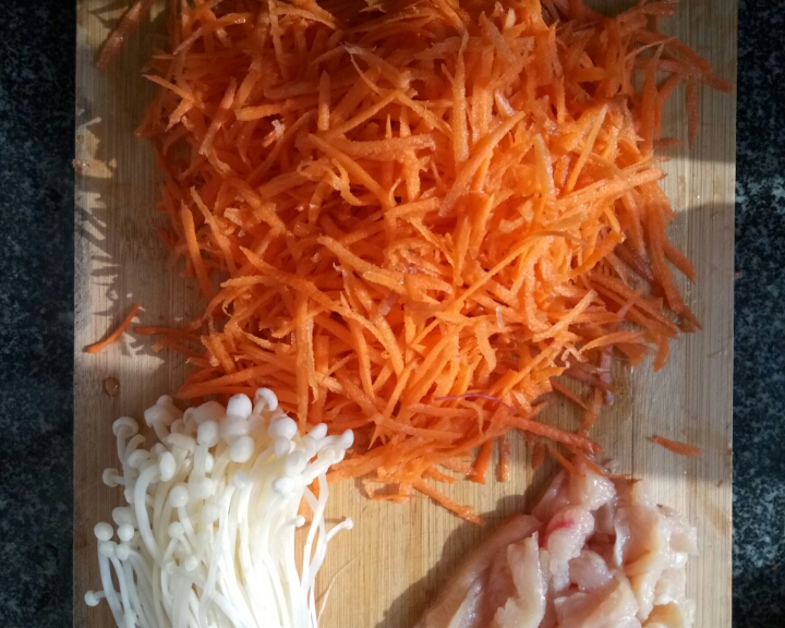 胡萝卜金针菇炒鸡胸肉丝(减肥健身家常小炒）的做法 步骤1