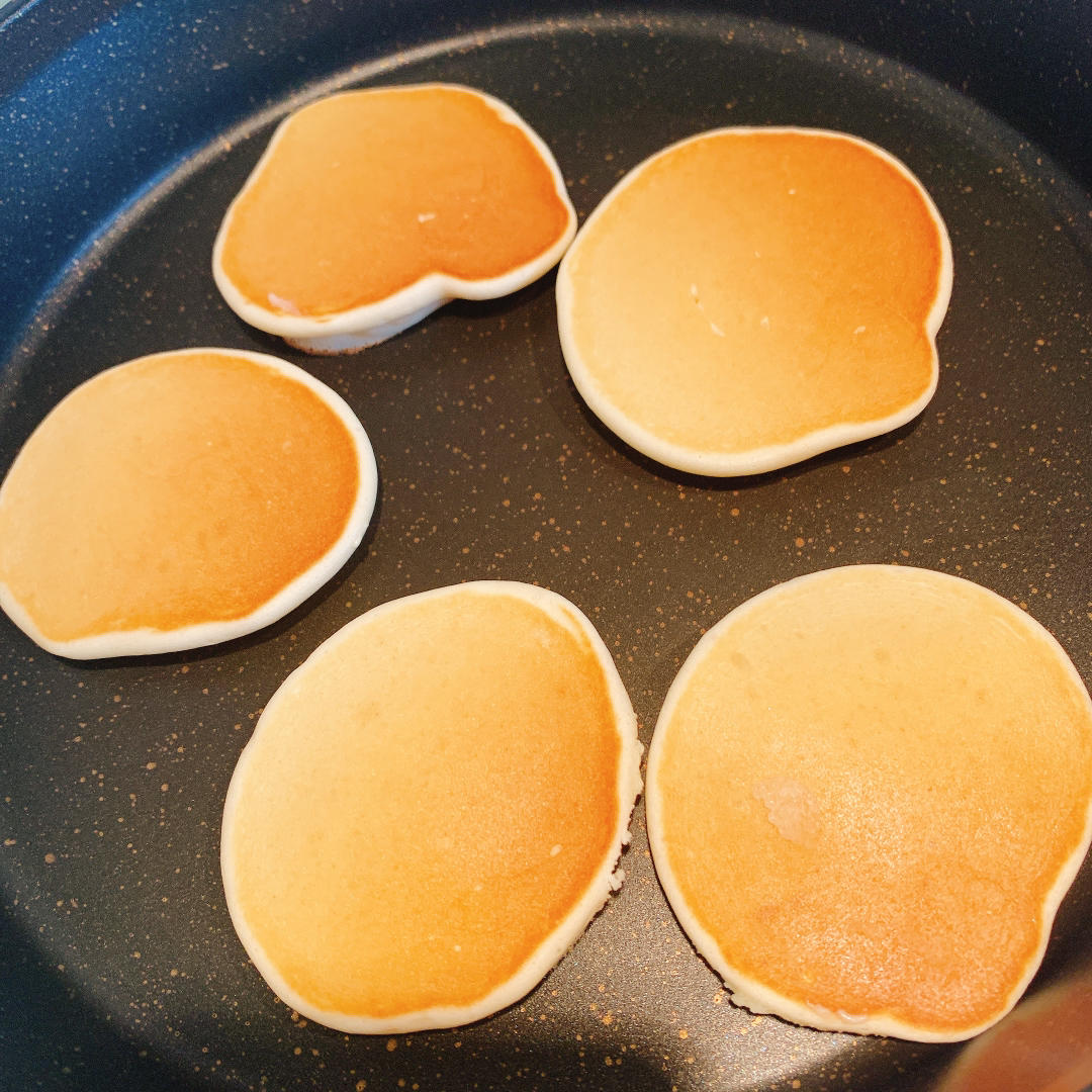 【酸奶松饼yogurt pancake】，搭上黑莓果酱和枫糖的美味。