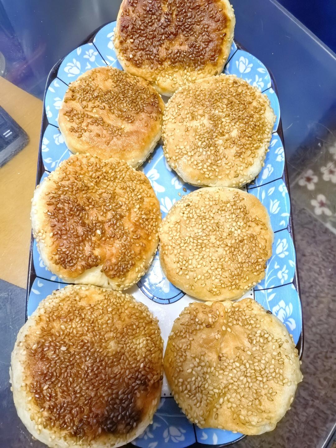 早餐店芝麻椒盐酥饼 外酥里软层次分明 一口咬下去直掉渣 附细节视频详解