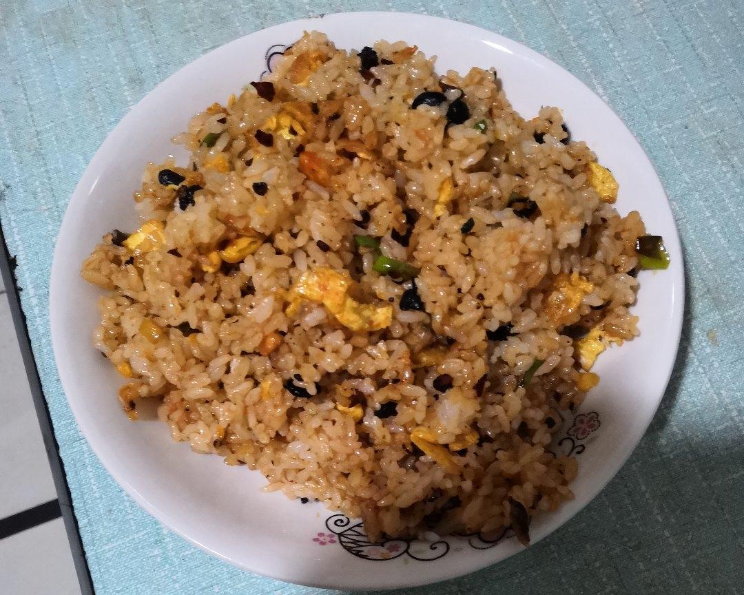老干妈蛋炒饭的做法