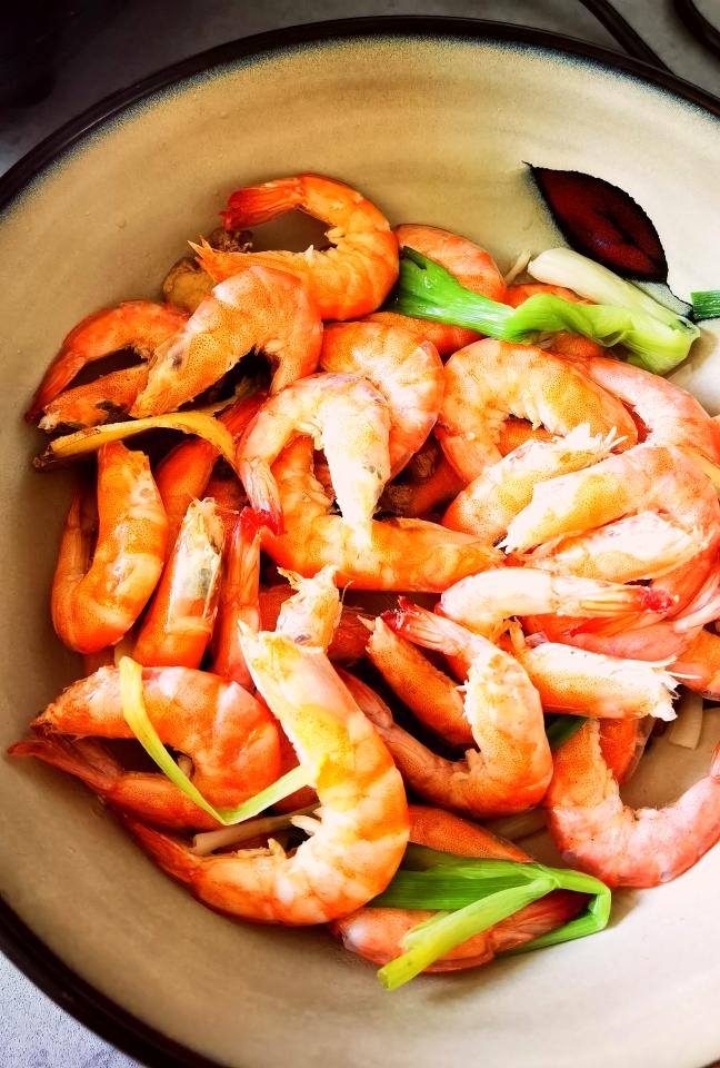 不加一滴水的白灼虾的做法