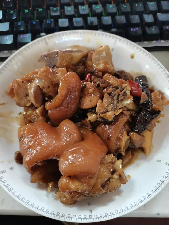 美味的家常菜：红烧猪蹄