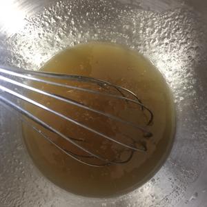 广式红豆沙蛋黄月饼的做法 步骤3