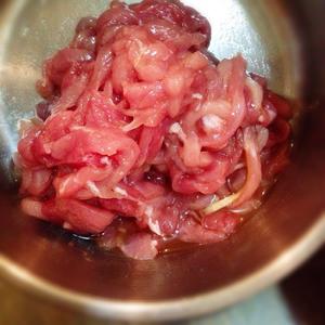 多彩 玉米双椒炒肉的做法 步骤2