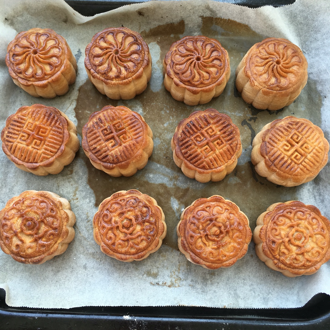 广式月饼—蛋黄芝麻月饼