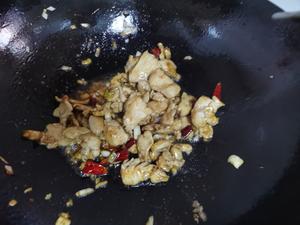 鸡肉炒芹菜的做法 步骤3