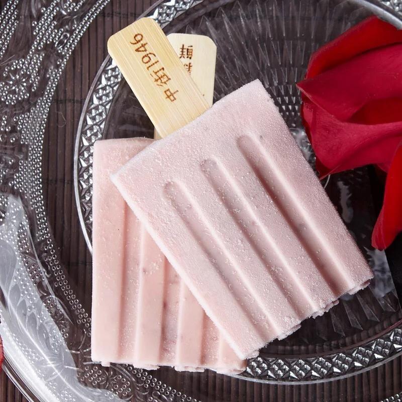 棒棒糖雪糕面包(2)用擀面杖将三份面片擀成10cm*15cm左右的长方形,三