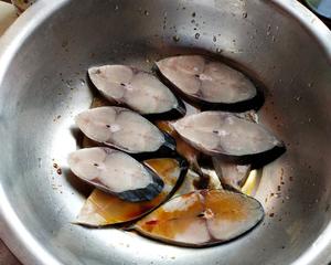 〈熏鲅鱼〉，记忆中的味道，欣小厨 😉的做法 步骤4