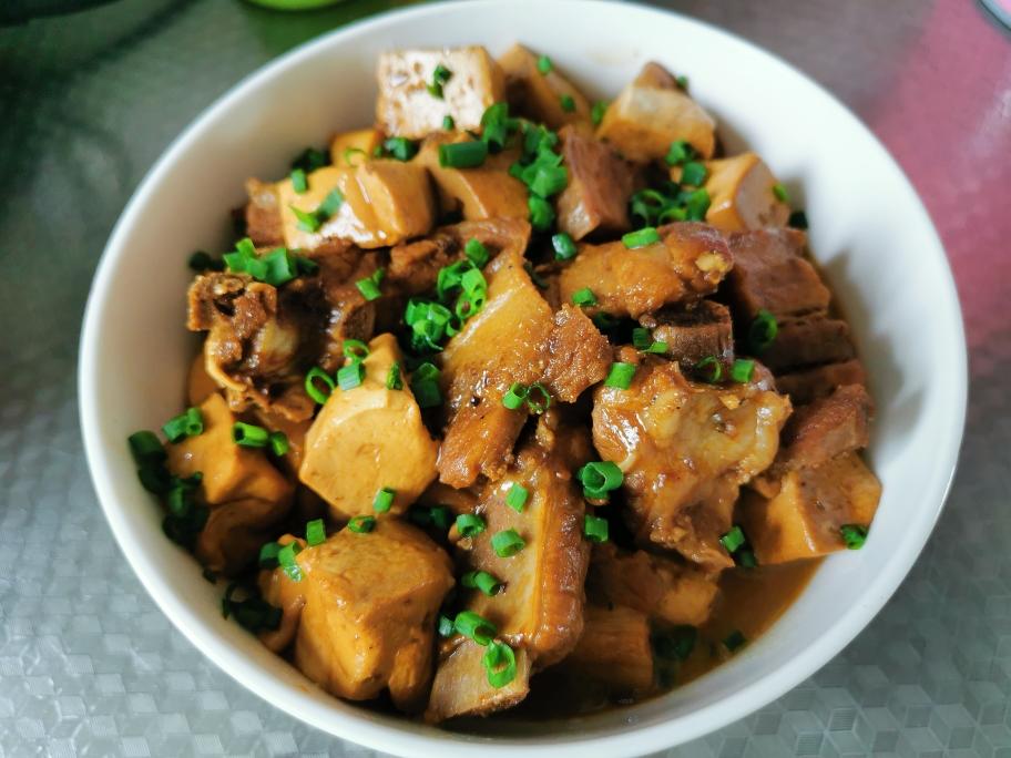 五花肉排骨烧豆腐