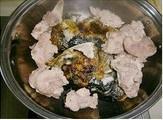 鱼头猪骨菇菌锅的做法 步骤2