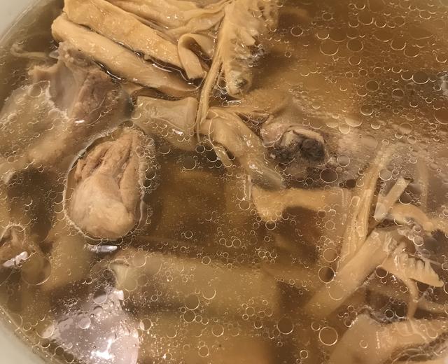 笋干煨排骨汤的做法