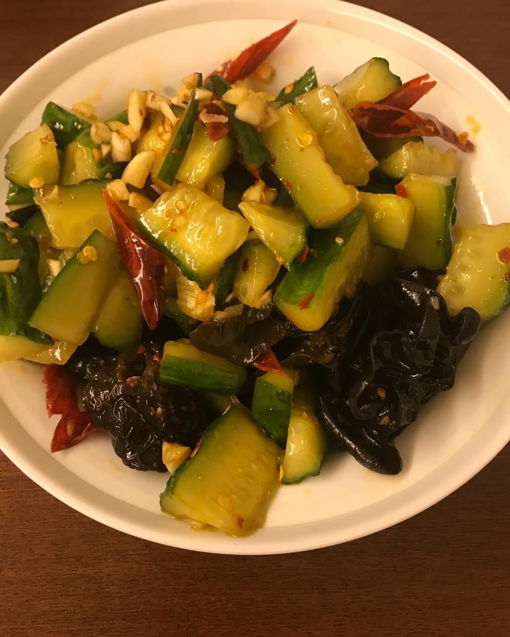拍黄瓜拌木耳